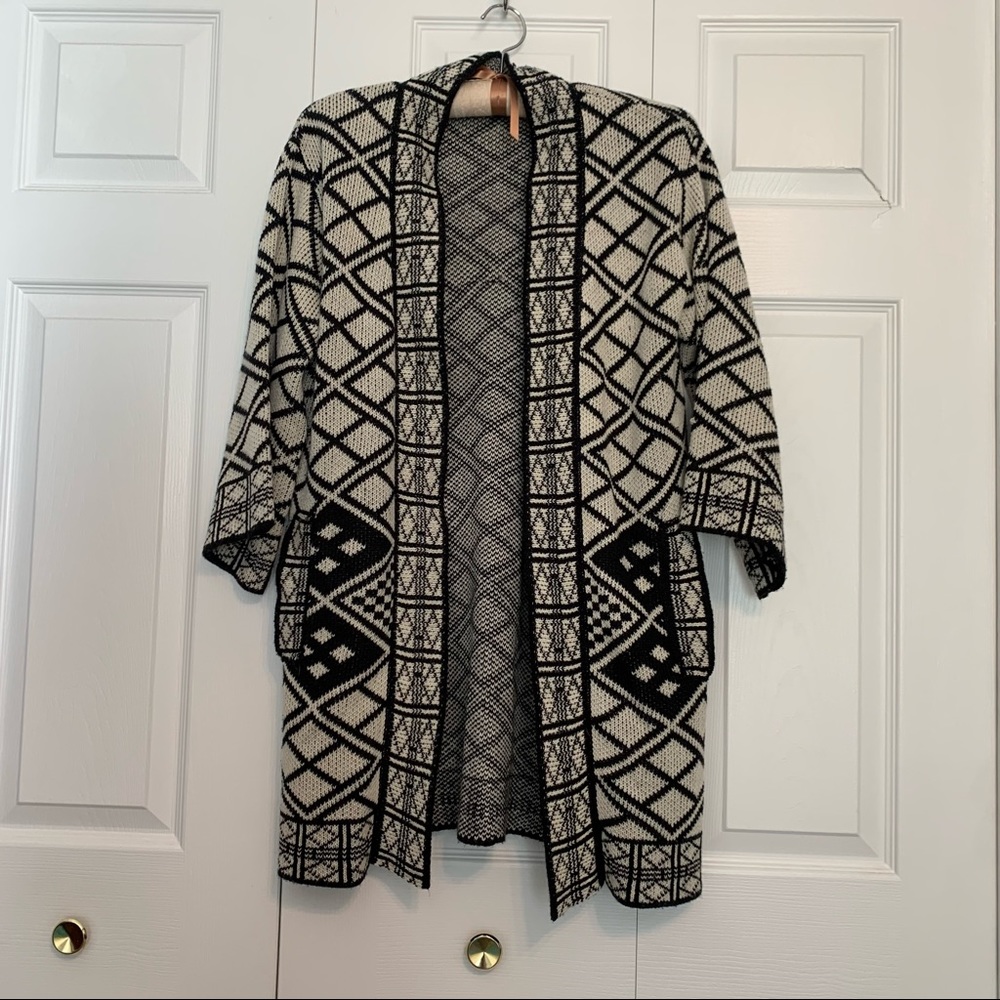 🌸 3/$15 Forever 21 Black and White Printed Heavy Cardigan Size Small